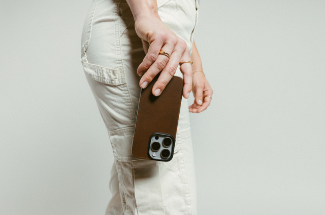 Nomad Magnetic Cover iPhone 16 Series Horween